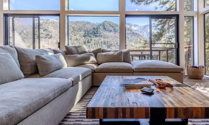 Camp Nelson House | A House in the Mountains - Modern Spacious & Views