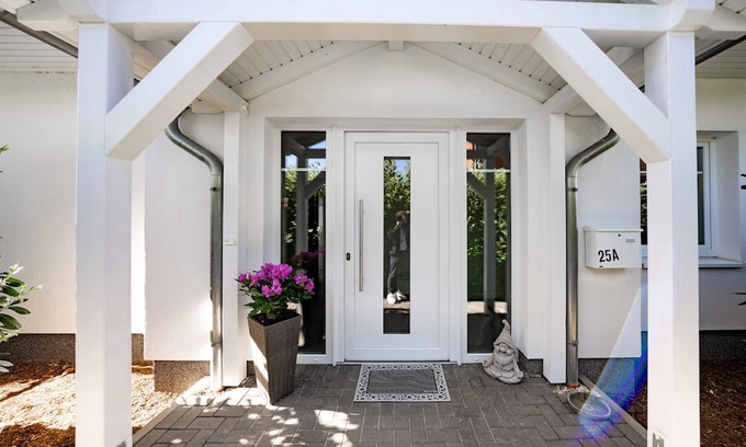 Oststeinbek House | Holiday Home 'Weißes Haus, Vollausstattung' with Private Terrace, Private Garden and Wi-Fi