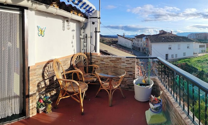 Fuenmayor House | 2Bed Traditional Apt - Private Balcony - Fuenmayor