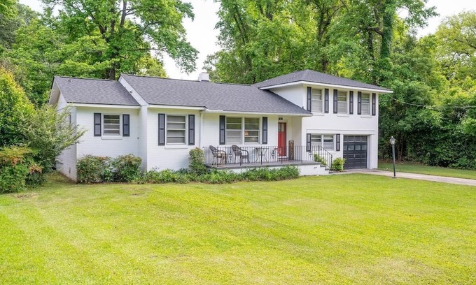 North Charleston House | Holmes Manor: 4br + Pool Table + Screen Porch!