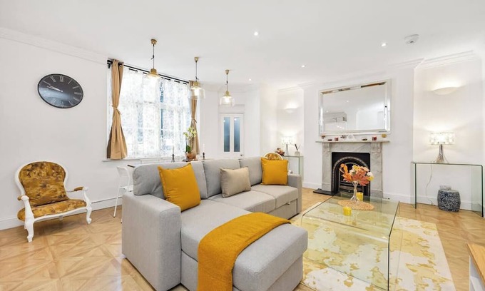 West Kensington Apartment | Welcome to Plotseeker’s 3 Bedroom 2 Bathroom Victorian Flat in Kensington.