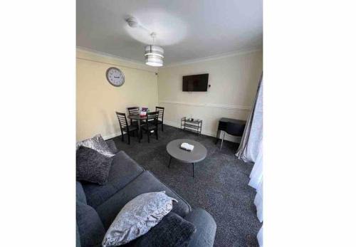 Cairndow House | Lovely 4 Bedroom semi-detached with parking