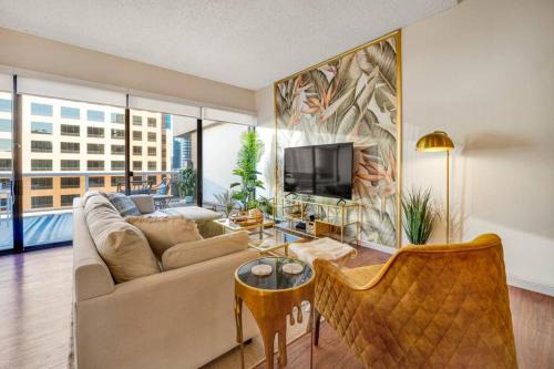Downtown Honolulu Apartment | Stunning Palm Resort! Steps to Pool & Hot tub.